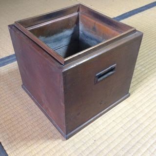 【岩手県盛岡市発　近郊の場合、送料無料でお運びします】 木製 角火鉢 アンティーク 古民具 時代物の画像