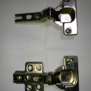 タンスの扉の金具2個で1セットが2セットあります、の画像