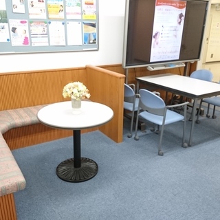 シニアを含む初心者が中心の、サークルの様な英会話教室の画像