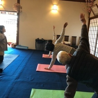 お寺でシニアヨガの画像