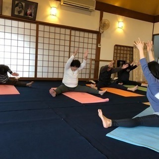 お寺でシニアヨガ