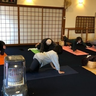 お寺でシニアヨガの画像