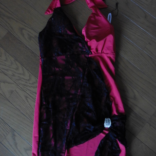 赤いミニドレスの画像