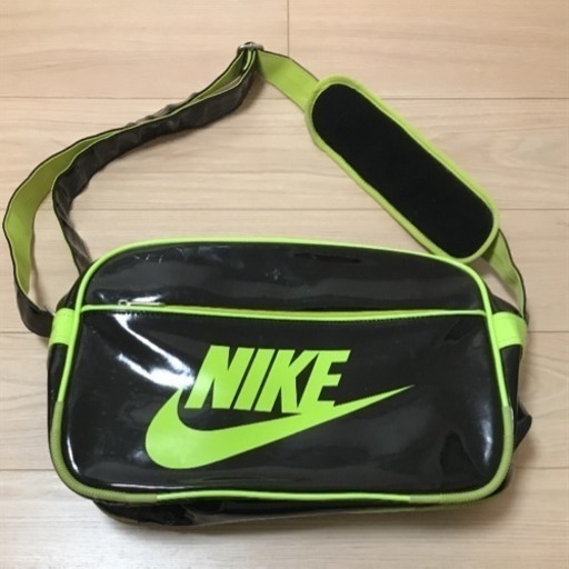 NIKE エナメルバッグ