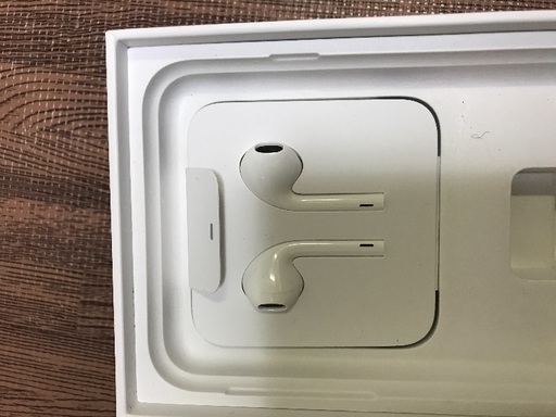 未使用のイヤホンと8PLUSPの箱