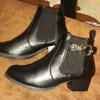 ショートブーツ黒の画像