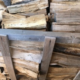 三重県鈴鹿産の乾燥薪(紅葉針葉樹ミックス)、香りの良い桜薪の画像