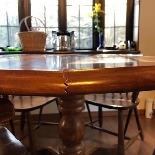 ダイニングテーブルと椅子（飛騨産業）の画像