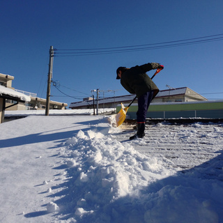 急募！屋根の雪下ろし　先着順　時給２０００＋危険手当１０００＋交通費