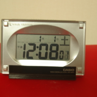 再々再値下げ　コンパクトで精巧な電波置時計　
