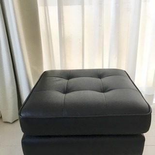 ソファー付属の皮風椅子