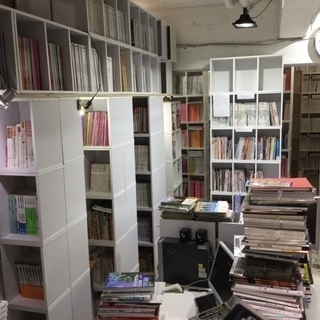 （繁忙期1・2月中・限定時給）Amazonで中古ファッション雑誌の商品登録と発送を手伝ってくれるスタッフ募集中　女性中心の職場です。　曜日時間応相談の画像
