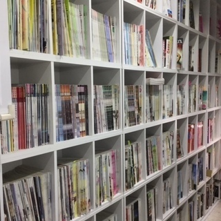 （繁忙期1・2月中・限定時給）Amazonで中古ファッション雑誌の商品登録と発送を手伝ってくれるスタッフ募集中　女性中心の職場です。　曜日時間応相談の画像