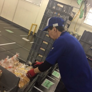 【時給1125円～週3日からでOK】深夜帯中心の配送センターでパンの仕分けのお仕事の画像