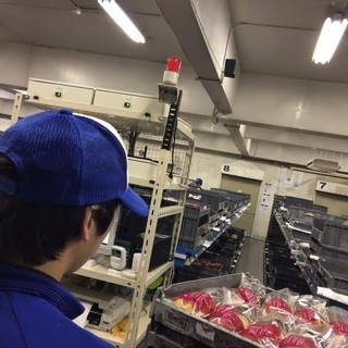 【時給1125円～週3日からでOK】深夜帯中心の配送センターでパンの仕分けのお仕事の画像