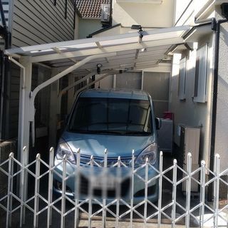 カーポートの掃除（コケの除去、雨水排水の清掃）