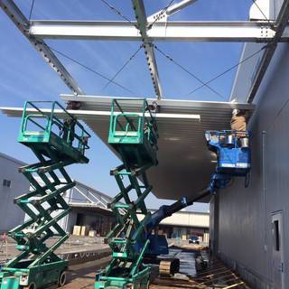 高収入可！日払い可！建築板金　屋根職人　未経験者　外注さんや見習いも大歓迎！社員旅行、寮など福利厚生が充実してます！　の画像
