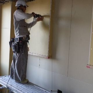 内装工事、軽量、ボード貼り職人急募、未経験でも大歓迎、業務拡大のため 大募集   の画像