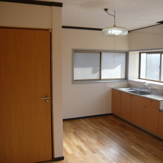 潮来市永山　売戸建780万　霞ケ浦まで徒歩1分　永山西のバス停も徒歩1分　土地254.38㎡　建物133.31㎡（5LDK)駐車スペース約3台　 - 潮来市