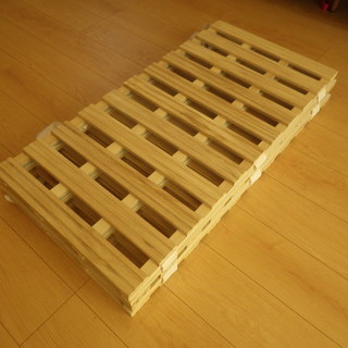 布団も干せる４つ折りすのこ　シングルサイズ（幅100cm）２組の画像