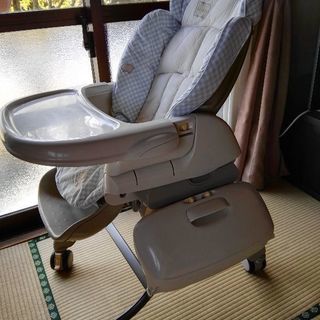 コンビ/Combiの電動ハイローチェアの画像