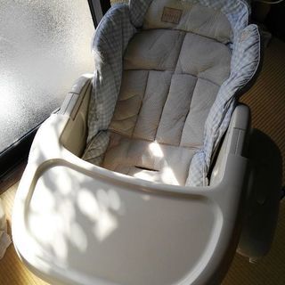 コンビ/Combiの電動ハイローチェアの画像