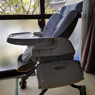 コンビ/Combiの電動ハイローチェアの画像