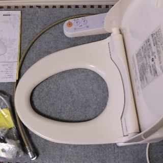TOTOウォシュレット付便座 中古 使用品です 取付の仕方部品、説明書ありますの画像