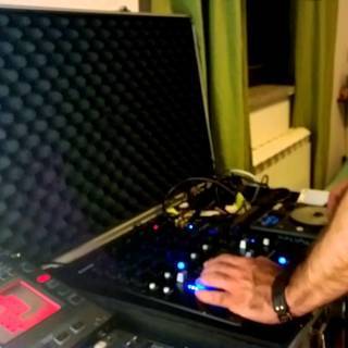 生カラオケ企画に興味あるギター、ベース、DJやられている方 - バンド