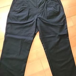 ユニクロ　黒スラックス