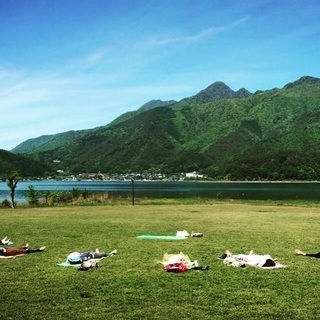 夏は湖畔でヨガ体験〜富士山のふもとでヨガ〜の画像