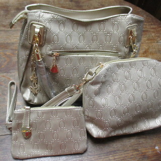 新品　ゴールドのバッグ（セカンド・ショルダー・ポーチ３点セット）の画像