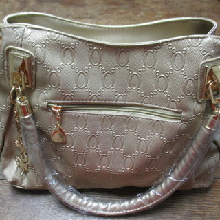 新品　ゴールドのバッグ（セカンド・ショルダー・ポーチ３点セット）の画像