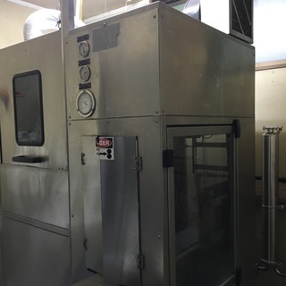 ミネラルウォーター取水施設における天然水ボトリング作業の画像