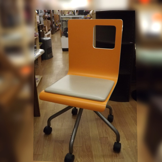 ＯＡチェア大量入荷！オレンジ色・キャスター付き　【買取り☆販売】...