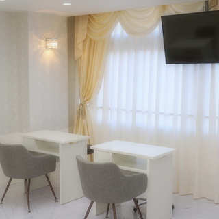 【ネイリスト月給24万円〜】福利厚生充実サロン♪社保完備＆ボーナス＆有給あり＆社員採用＆高待遇で働きやすい！平日＆土日祝とも営業時間夜8時迄♪ 2018年3月1日最新情報に更新しました！の画像