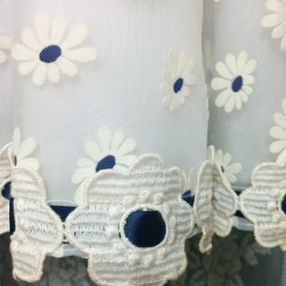 美品✨可愛い小花付き🌼　レース生地のドレス　110㎝の画像