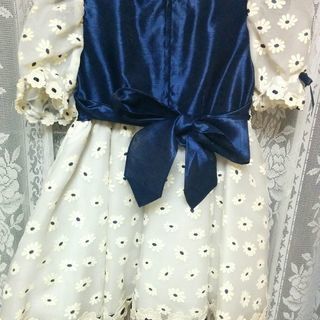 美品✨可愛い小花付き🌼　レース生地のドレス　110㎝の画像
