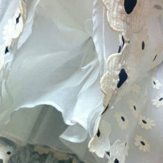 美品✨可愛い小花付き🌼　レース生地のドレス　110㎝の画像