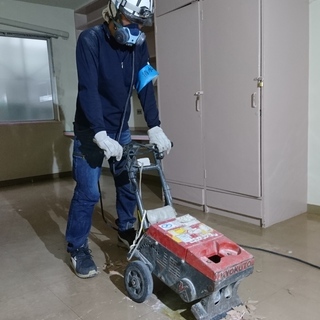 内装解体工事作業員募集中！　月給30万円以上　社保完備！　未経験者OKの画像