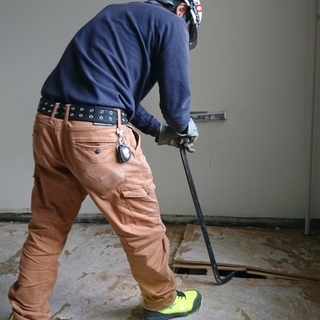 内装解体工事作業員募集中！　月給30万円以上　社保完備！　未経験者OKの画像