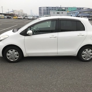 H21登録　6万キロ台　ヴィッツ　燃費よく　経済的な1000CC☆車検2年付きも☆ナビ・バックカメラ付きの画像