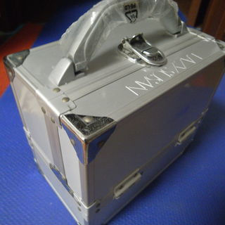 　LAZY SUSANのアルミ製コスメBOXの画像