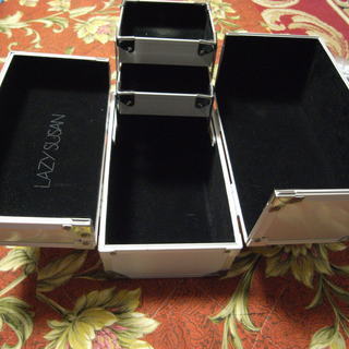 　LAZY SUSANのアルミ製コスメBOXの画像