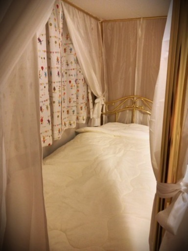 ゴールドの天蓋ベッド 廃盤デザイン シングルサイズ