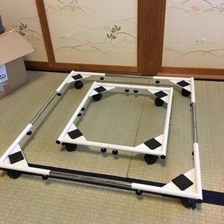 冷蔵庫や棚などを乗せるキャスター付き台の画像