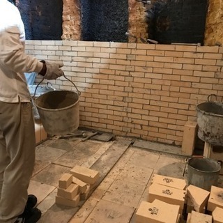 煉瓦を積んだりするお仕事です。の画像