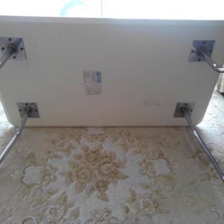 白いテーブルの画像