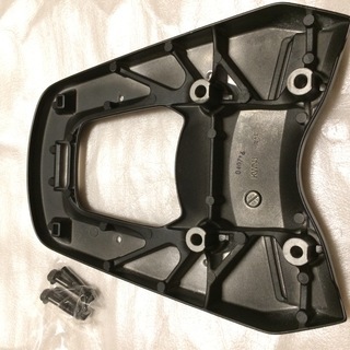 「取引終了」ホンダ純正 トップボックス取付ベース [PCX125(JF56) / PCX150(KF18) 専用] 改良版の画像