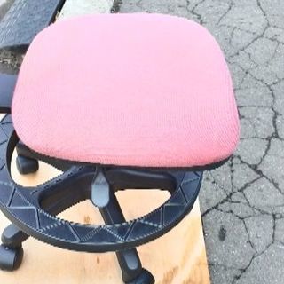 ピンクの椅子